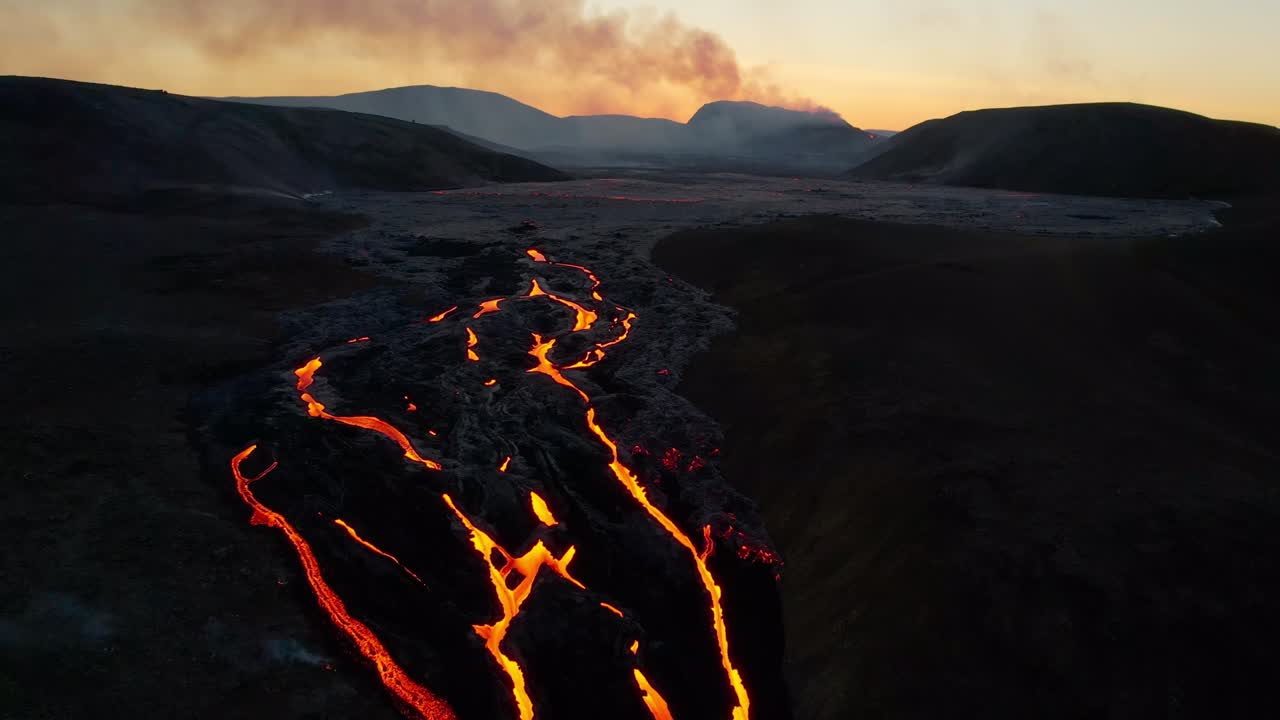 화산 크레이터 용암 강 공중 비행 뒤로 낮은 아이슬란드