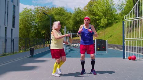 Abuela-Mayor-Abuelo-Trabajando-En-El-Patio-De-Recreo-Bailando-Deporte-Estiramiento-Haciendo-Ejercicio