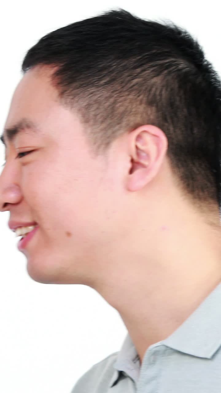 행복 한 커플 이 키스 하고 미소 짓고 있다