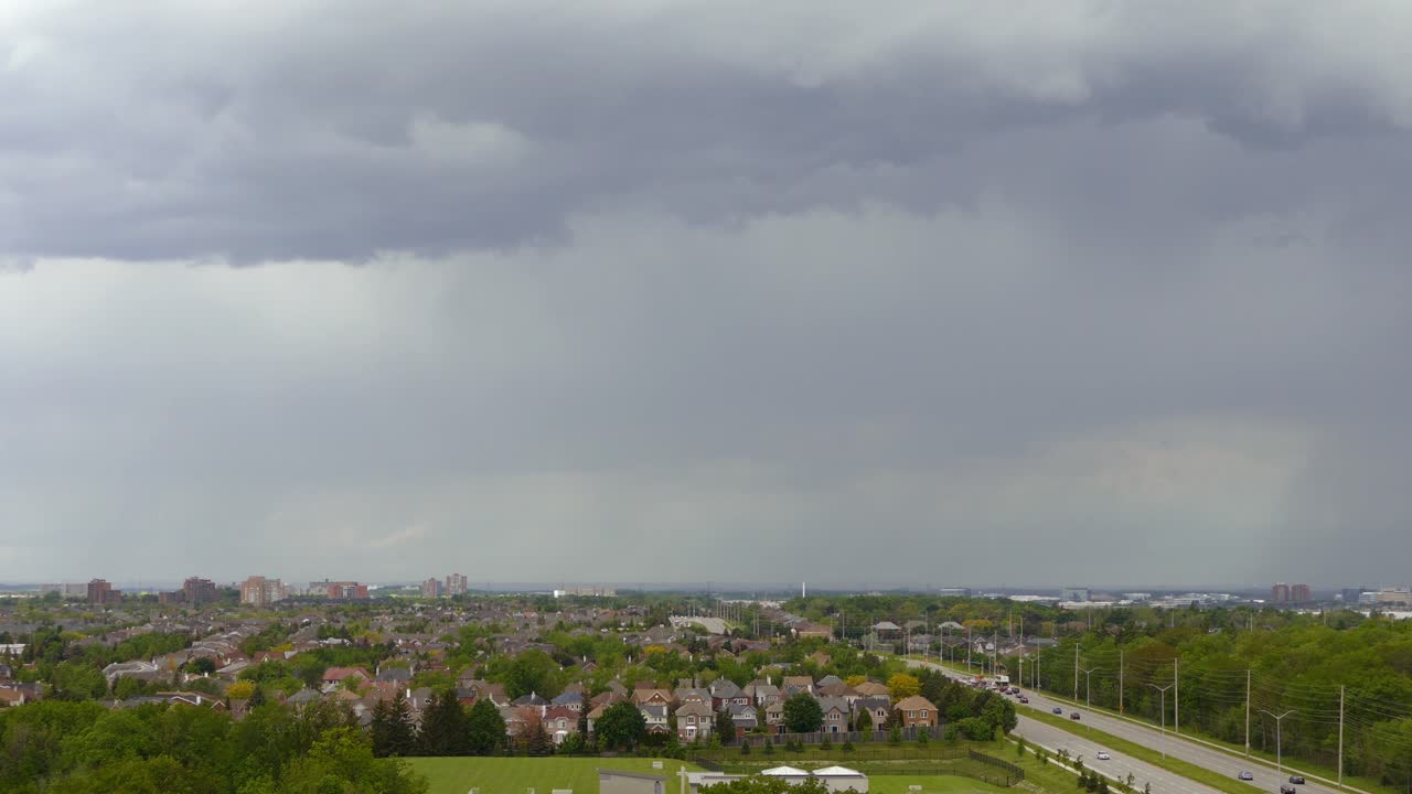 캐나다 온타리오의 도로에서 차량이 흐린 날에 집 줄을 지나가는 시간적 움직임