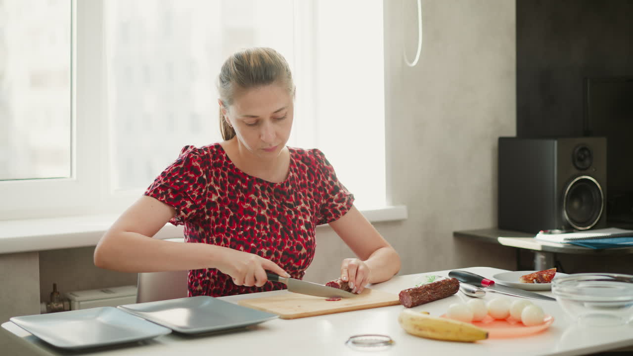 mujer cortando salchichas en la cocina