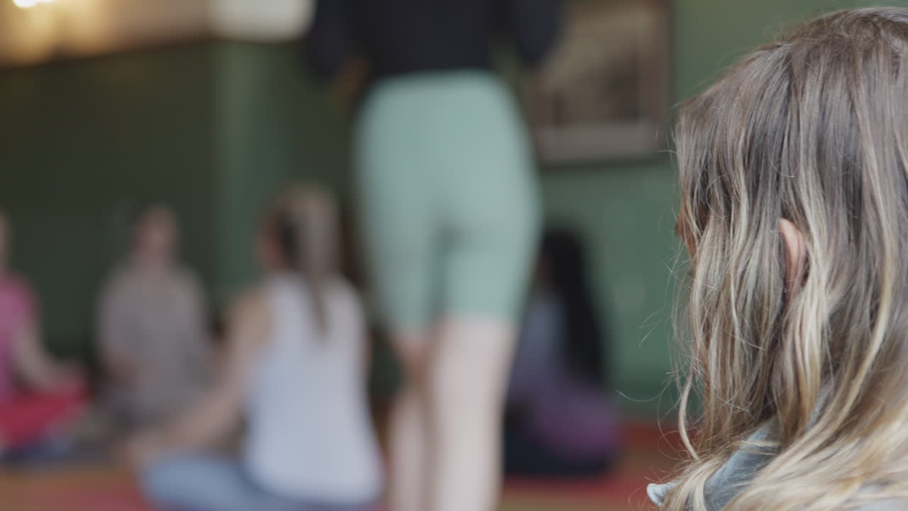 Folk på yogahold indendørs