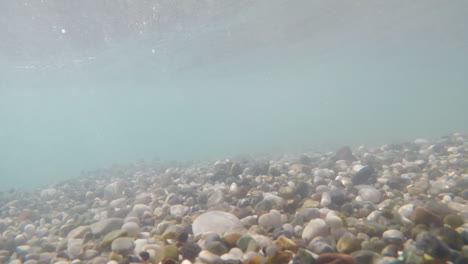 Piedras-Marinas-De-Diferentes-Tamaños-Se-Balancean-Con-El-Surf-En-Diferentes-Direcciones-Bajo-El-Agua