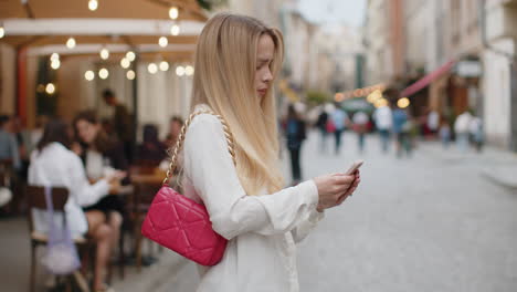 Touristenreisende-Frau-Mädchen-Sucht-Mit-Smartphone-Nach-Einem-Weg-Auf-Der-Karte-In-Der-Mobilen-Navigator-App