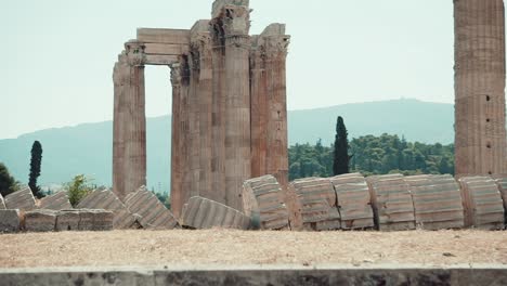 clip panorámico de un antiguo templo griego en atenas