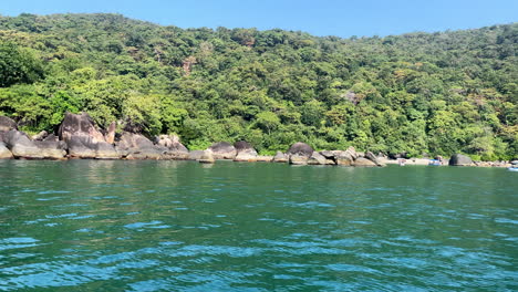 hermosa vista de la playa de luna de miel en un día soleado goa india