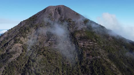 campamentos de base turísticos establecidos en la empinada pendiente del volcán acatenango