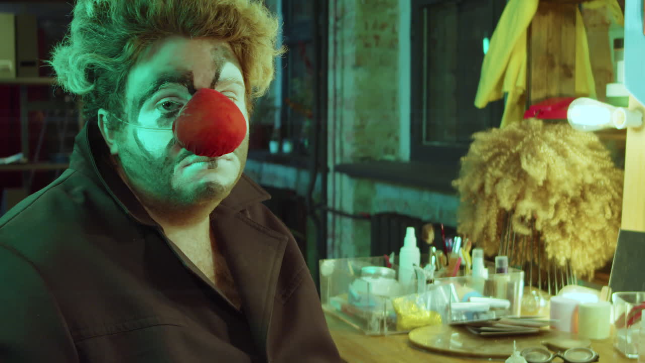 payaso posando para la cámara en el vestuario