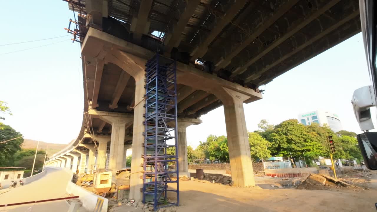 viajando por la mañana timelaps video en vista vertical puesta de sol ciudad de pov bajo construcción de puente