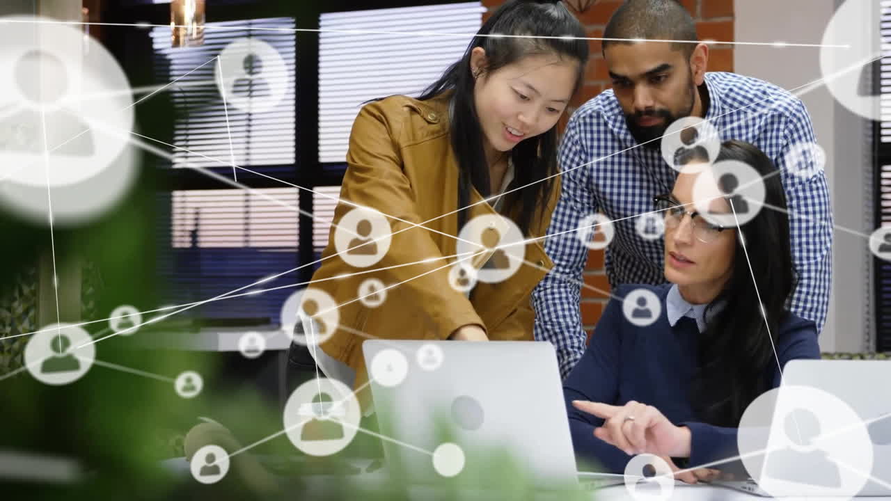 animación de la red de conexiones con iconos sobre diversos colegas discutiendo el trabajo en la oficina