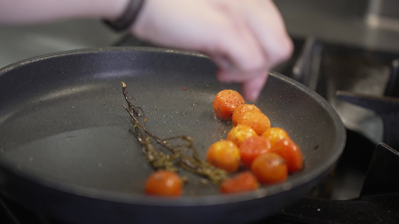 토마토 와 향신료 를 사용 한 건강 한 신선 한 요리 요리, 현대적 인 주방 에서 신선 한 식품 으로 가득 찬 요리 요리
