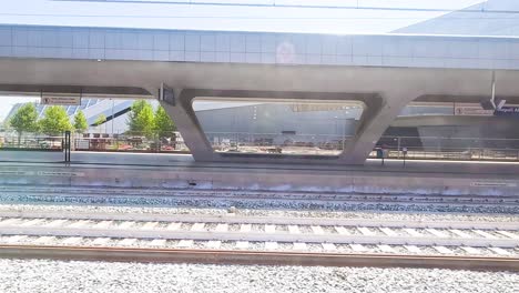 el tren se mueve a través de la arquitectura moderna de la estación de turín