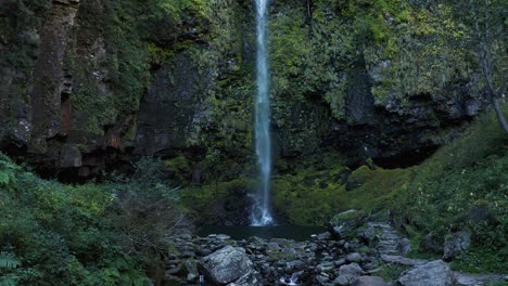 Cataratas-Amidaga,-Escena-Oscura-Con-Cascada-Alta-Cubierta-De-Musgo-En-Gifu-Japón