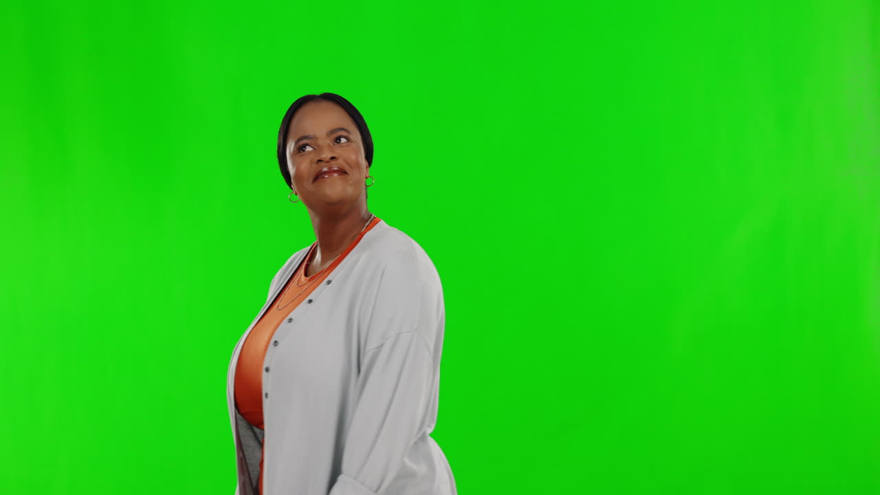 Feliz, olhando e uma mulher negra caminhando