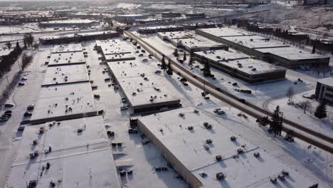 un área de negocios con oficinas cubiertas de nieve en un día soleado de invierno