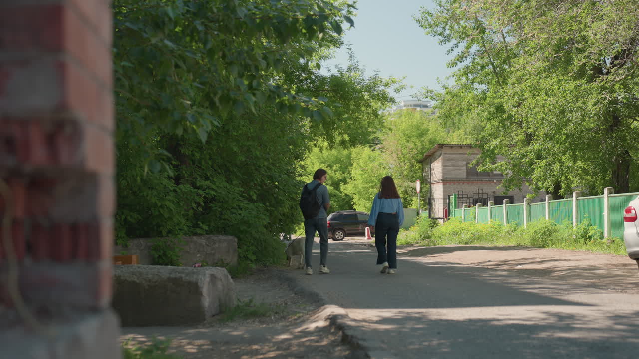 젊은 학생들이 야외에서 대화하고, 학생 그룹이 자연 속에서 편안하게 이야기를 나누며, 젊은 학생들이 길가에서 편안한 시간을 보내고 있어요.