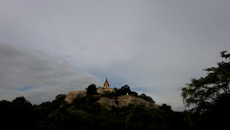 wat phra phutthachai es un destino turístico para extranjeros y ciudadanos tailandeses que buscan bendiciones