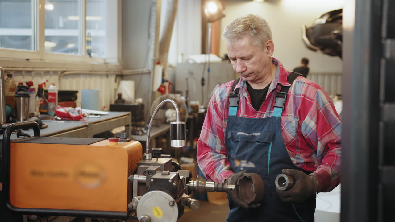 автомеханик, работающий на автомобильной части