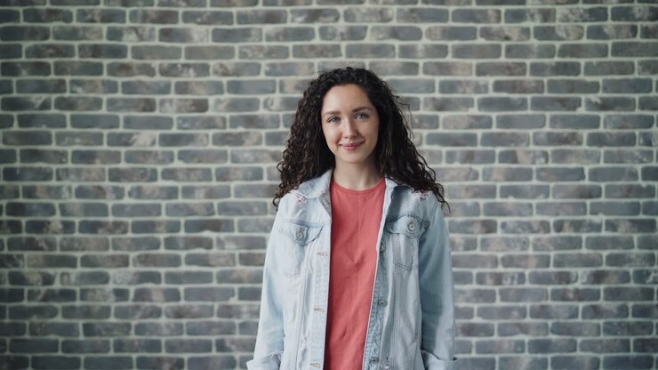 Donna con giacca di jeans e camicia rossa