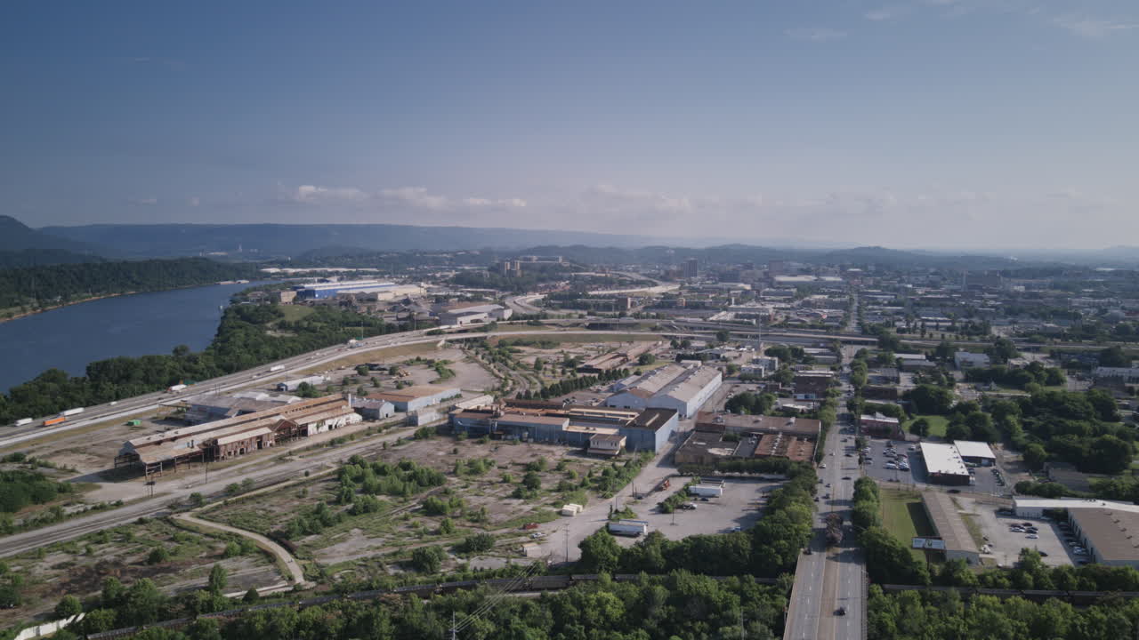 Hyperlapse aereo che sorvola Broad Street verso il centro di Chattanooga, con il traffico che sfreccia via sull'autostrada I-24.