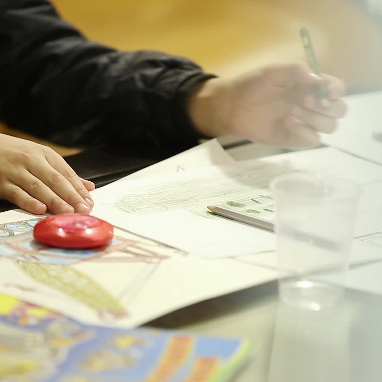 niños dibujando con lápices de colores