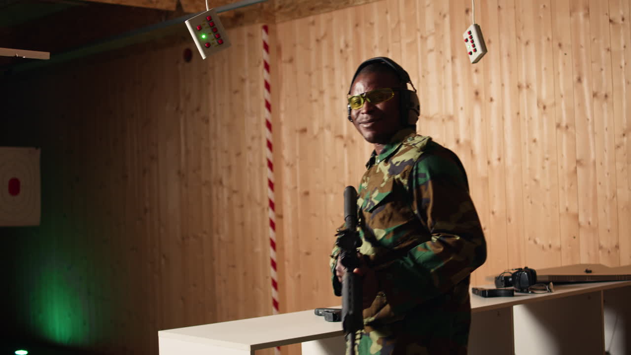 retrato de un militar feliz disparando un rifle de asalto