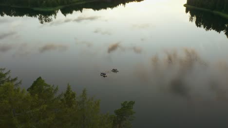 Grupo-De-Personas-Con-Dos-Barcos-En-Un-Viaje-Por-El-Lago