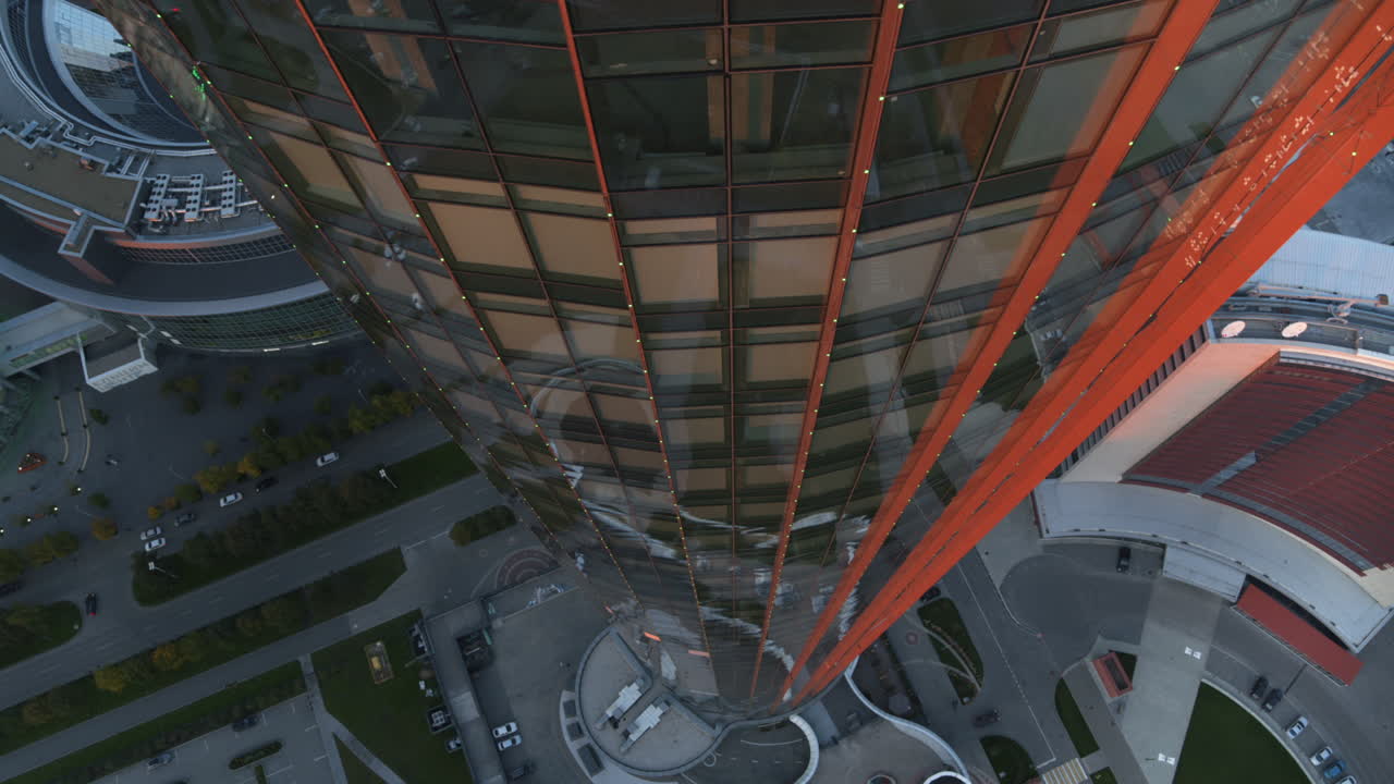 vista de ángulo alto de un rascacielos moderno en un entorno urbano