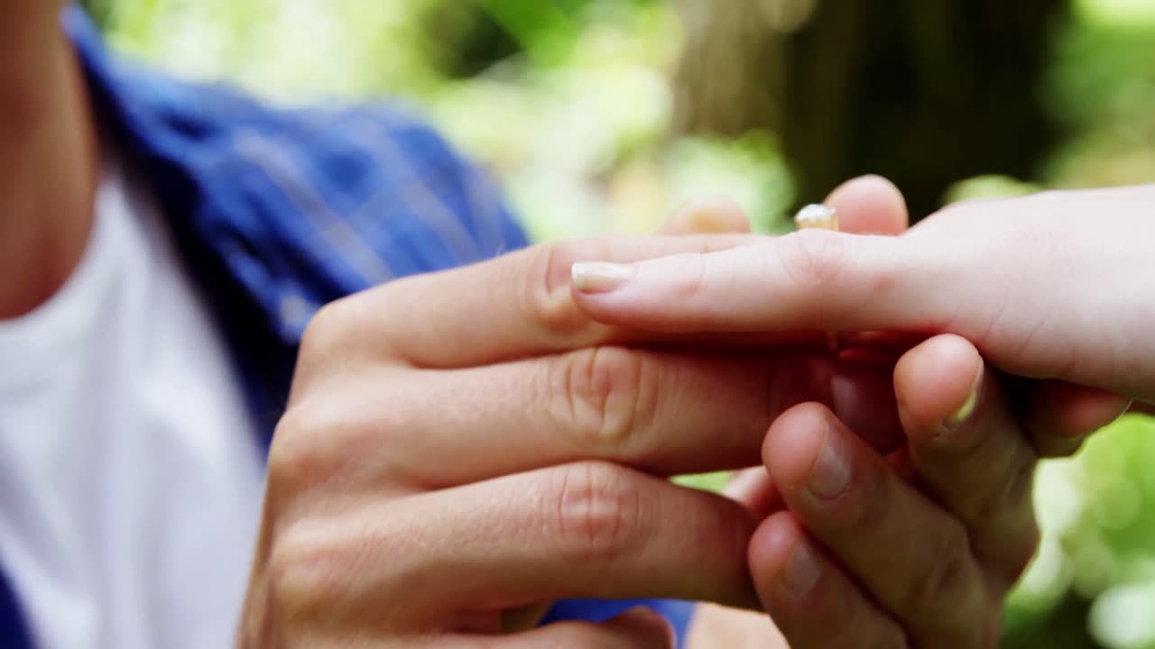 여자 손에 약혼반지를 붙이는 클로즈업