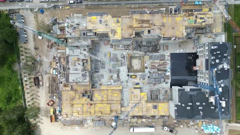 Aerial-view-of-construction-site-with-crane-and-building