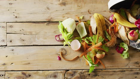 video de residuos orgánicos, frutas y verduras que se derraman del contenedor de compostaje de la cocina