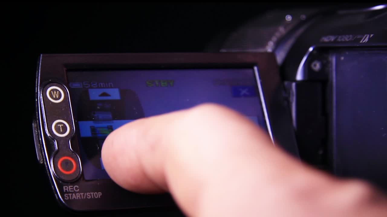 usando la pantalla táctil de la cámara de video en la oscuridad