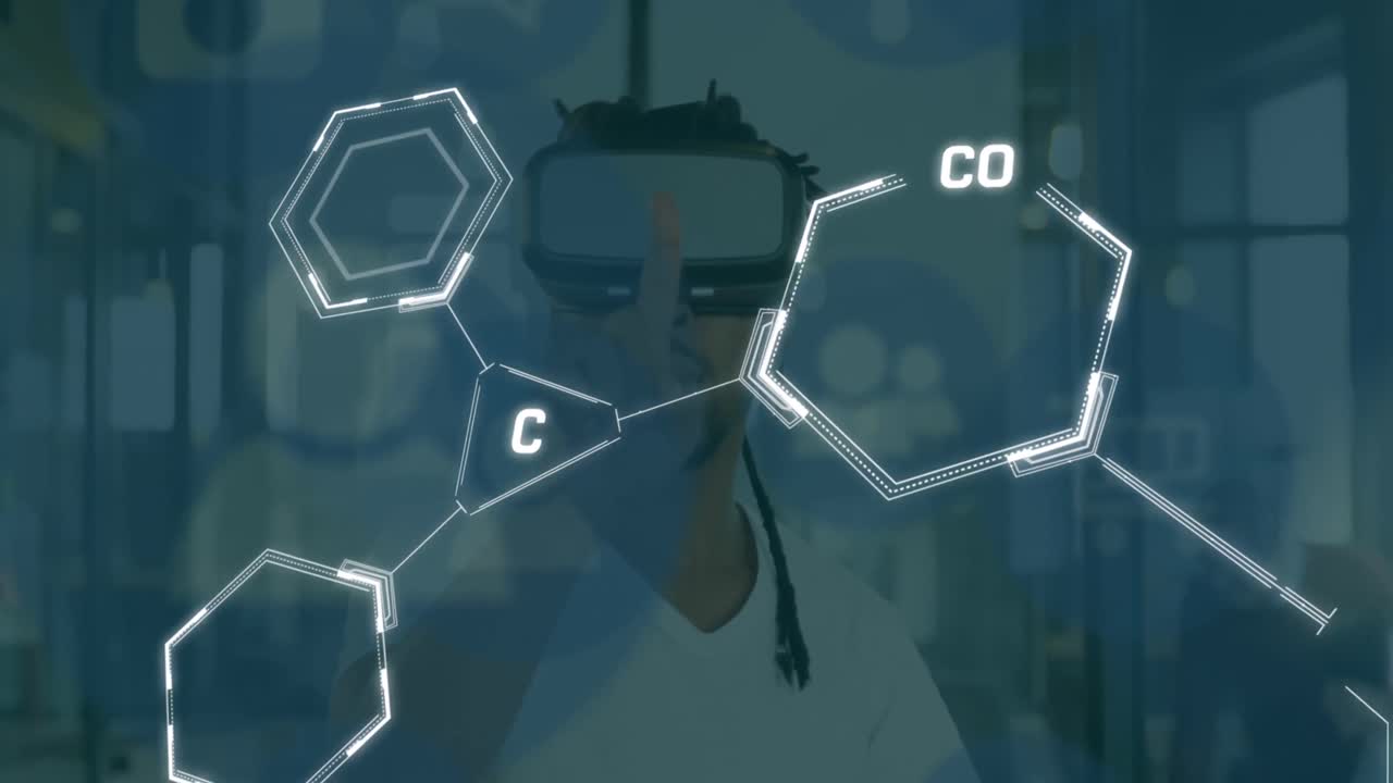 animación de procesamiento de datos e iconos de medios sobre hombre biracial usando auriculares vr