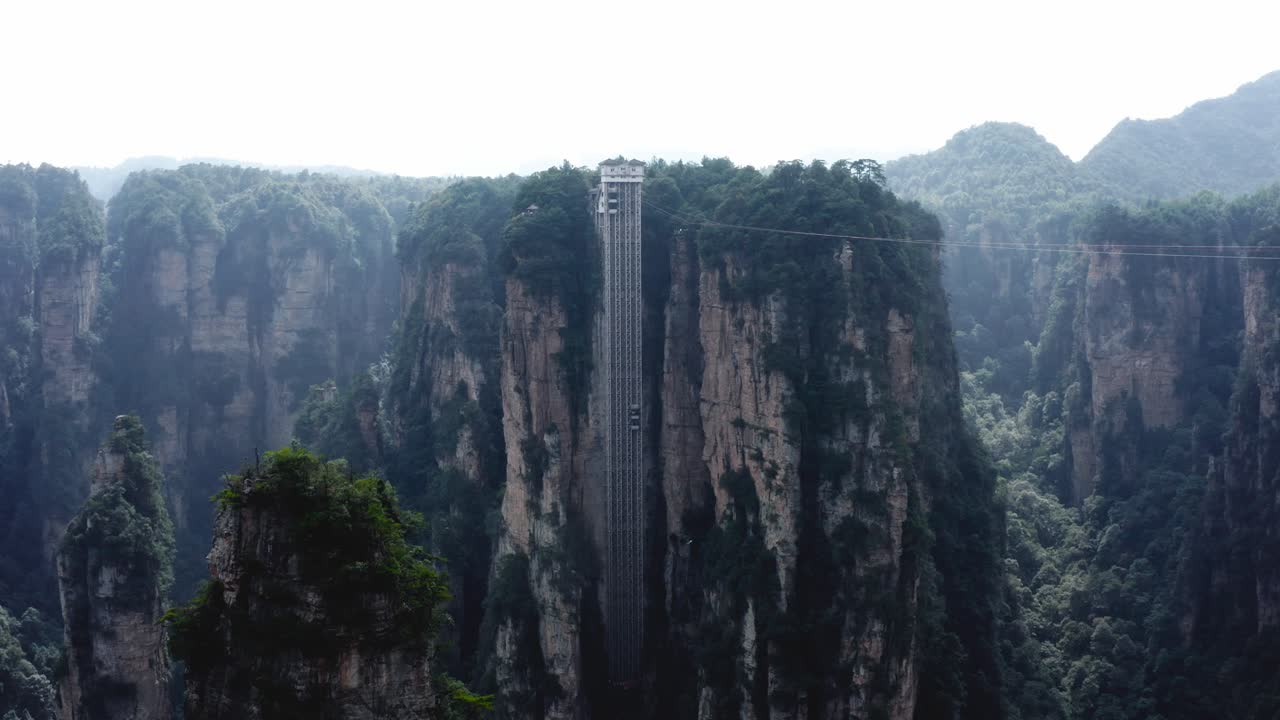 лифт bailong, построенный на склоне скалы в районе wulingyuan zhangjiajie