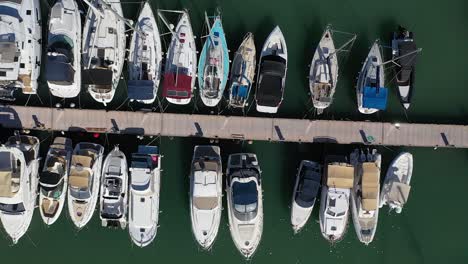 barcos de vela y yates de lujo amarrados en el puerto, vista aérea