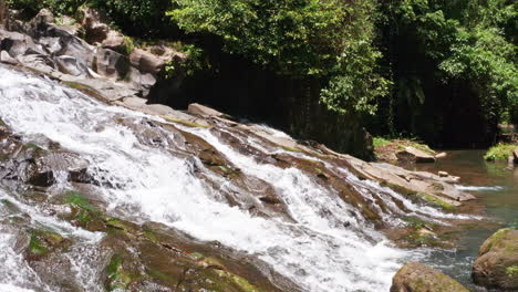 Atemberaubender-Drohnenschuss,-Der-Langsam-über-Den-Wasserfall-In-Ubud,-Bali,-Indonesien-Fliegt