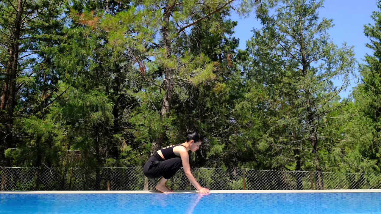 잔디 위에서 헤드스탠드와 함께 요가를 하는 소녀