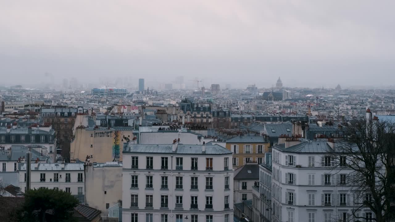 구름이 많은 날에 부트 몽마르트르에서 파리 지붕의  풍경