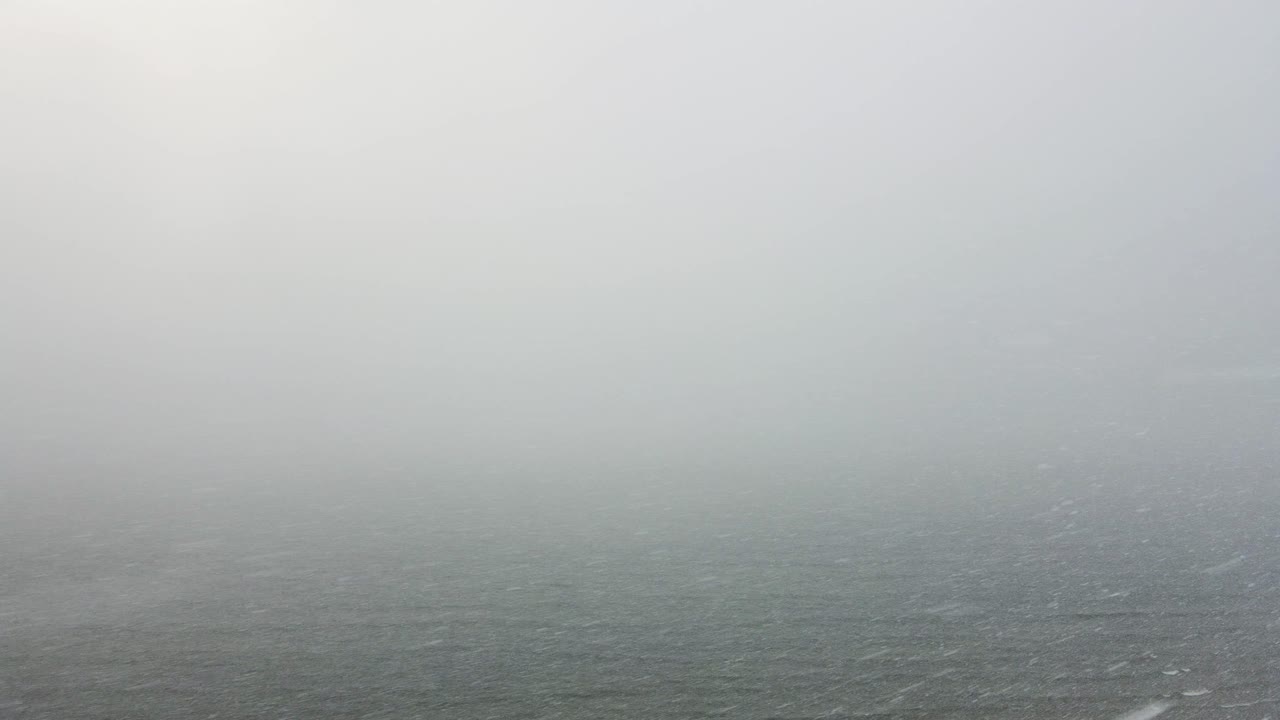 겨울 권고 폭풍 동안 미시간 호수에 두꺼운 눈이 내립니다.