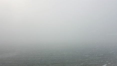 겨울 권고 폭풍 동안 미시간 호수에 두꺼운 눈이 내립니다.