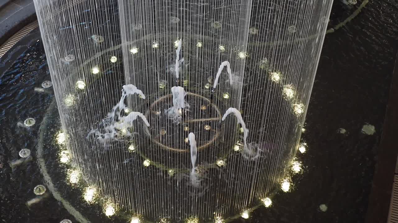 건물 에 있는 현대적 인 물