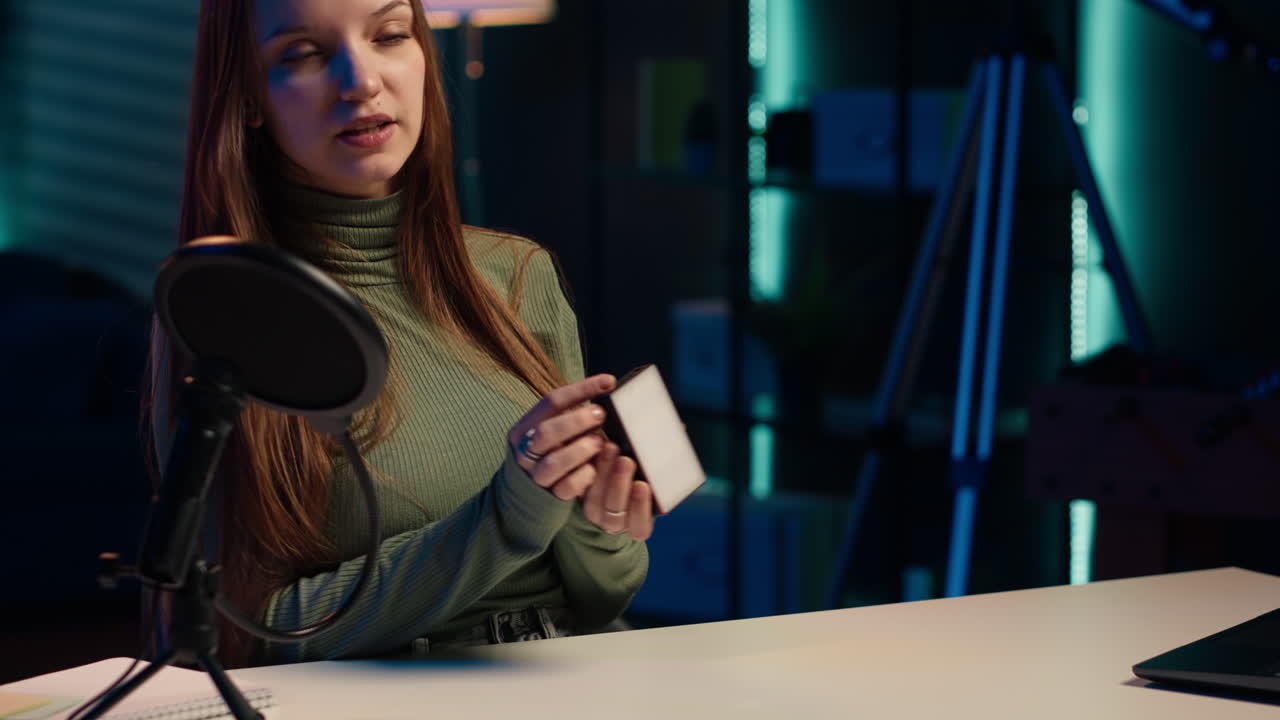 Glad gen Z-pige i hjemmestudie anmelder mini RGB-lyscontroller