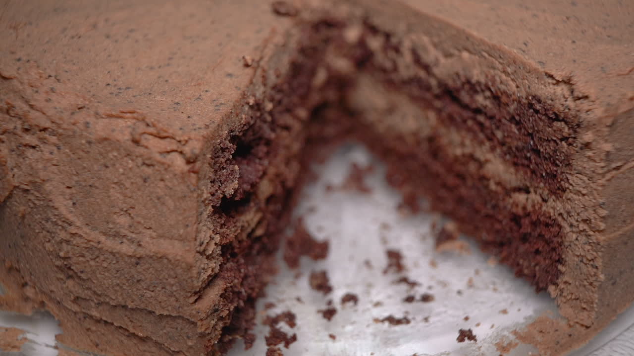 Primer plano de un delicioso pastel de chocolate en capas que fue cortado.