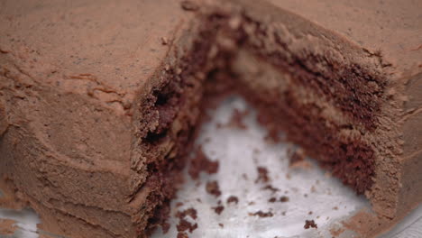 Nahaufnahme-Eines-Köstlichen-Schokoladenkuchens,-Der-Angeschnitten-Wurde