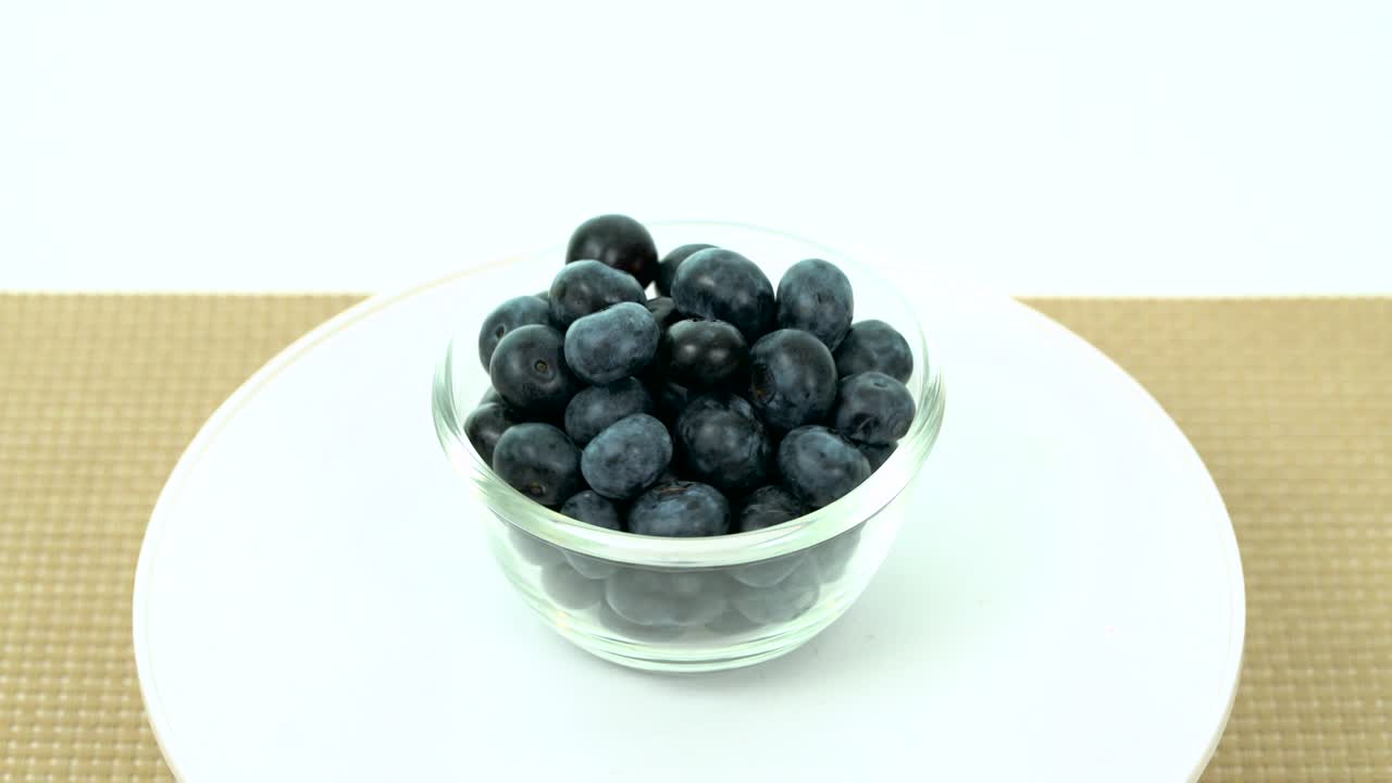 회전하는 그에 신선한 블루베리