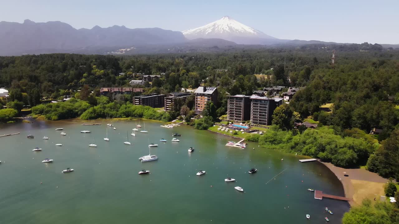 toma aerea del volcan pucon y villarica