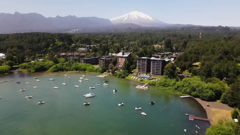 toma aerea del volcan pucon y villarica