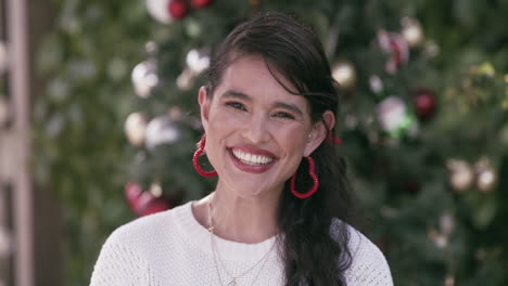 Una-Joven-Celebrando-La-Navidad-En-Casa