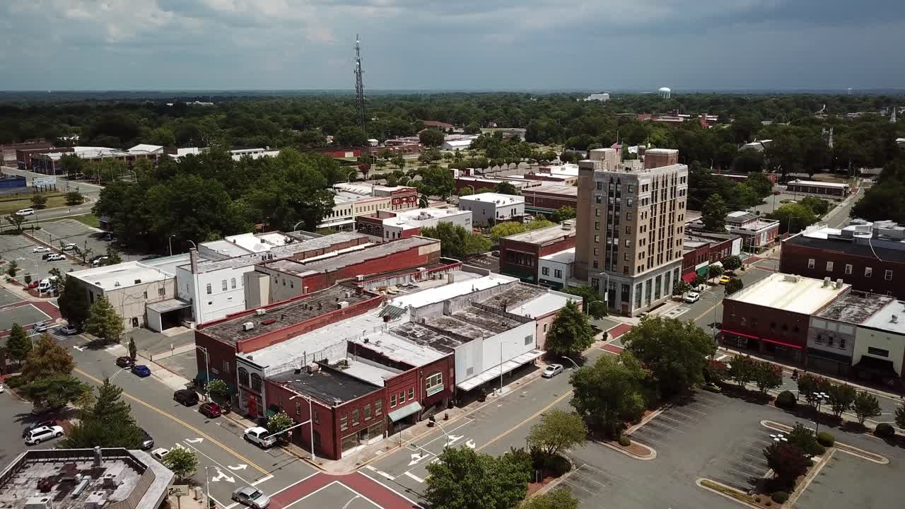 empuje aéreo hacia el horizonte de burlington nc en 4k
