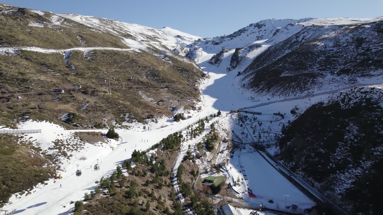 vista aérea de gente esquiando por las laderas de la estación de esquí de sierra nevada, españa